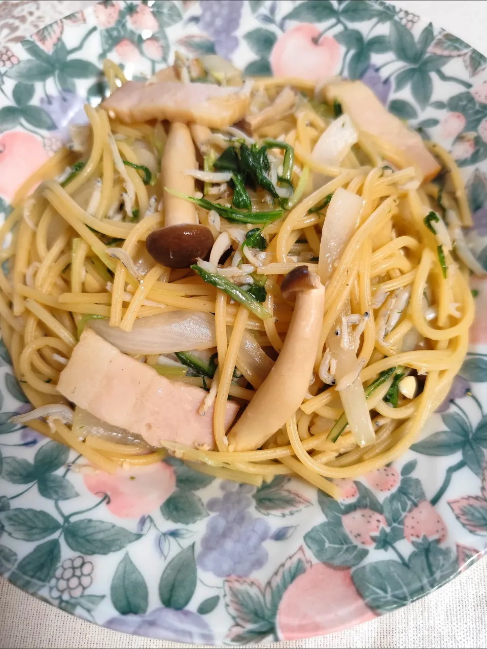 しらすベーコン新玉ねぎ水菜しめじのパスタ|m.rafuさん