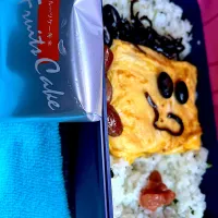 #昼飯　豆としそ昆布の天パー顔チーズオムレツと梅と黒豆3個茶豆3個乗せ枝豆混ぜご飯フルーツケーキ添え弁当|ms903さん