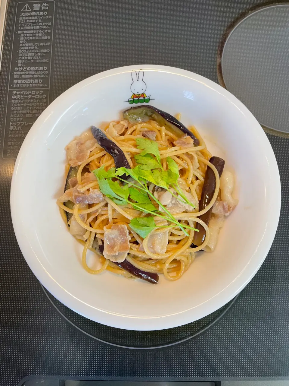 ワンパン！なすと豚肉のバターポン酢パスタ|あきたまさん