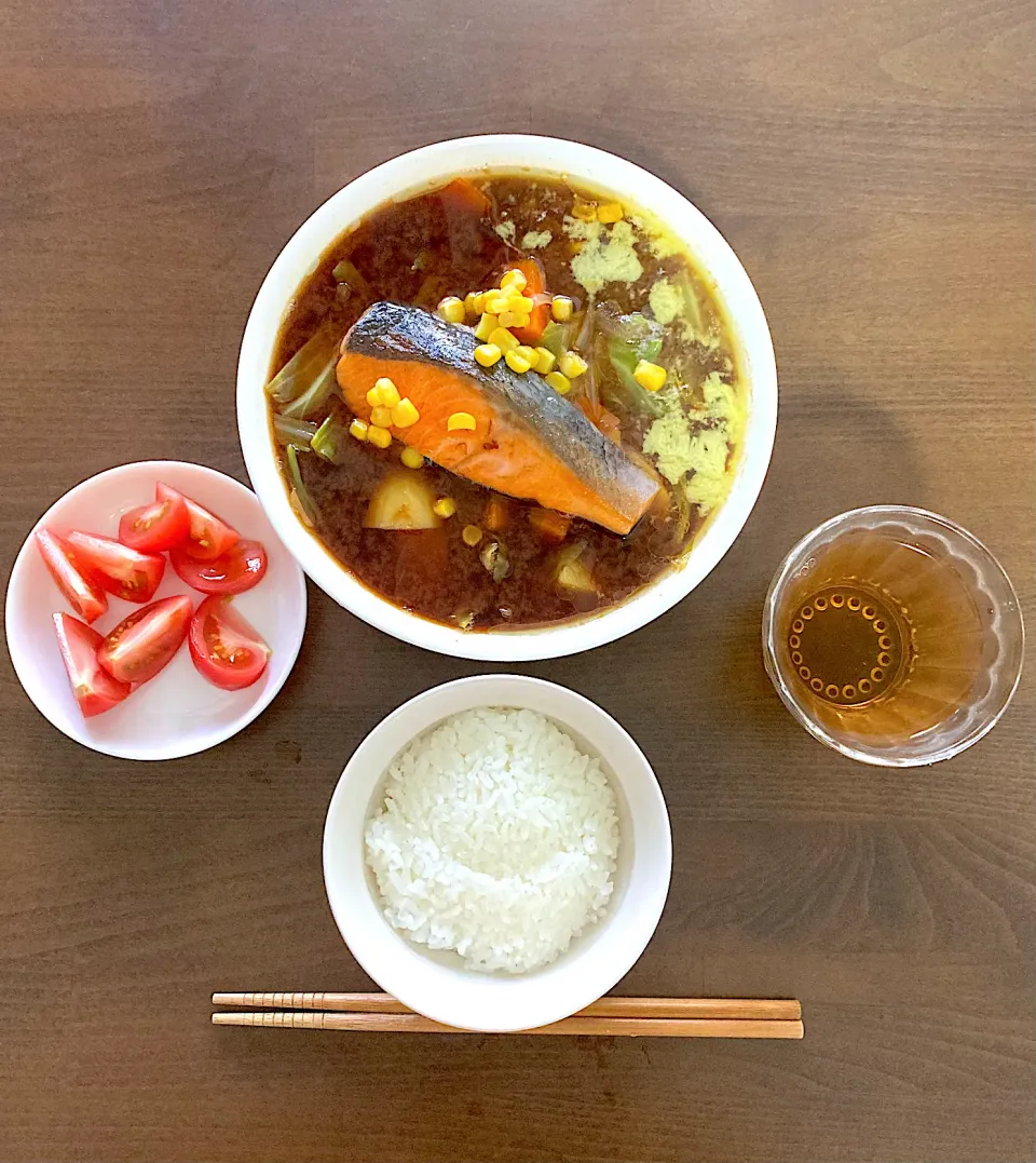 石狩汁　冬の食べ物ですが、家にあるのは玉ねぎ、ジャガイモ、にんじんで普通ならカレーや肉じゃがを作りますが、snapdishに投稿すると思うとありきたりの料理は嫌で、これら食材＋レシピで検索したら「石狩汁」と出てきたので、鮭とキャベツとバターとコーンを買い足して作りました。snapdish始めてからメニューを考えるのが大変🤔|なびさん