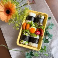 5/9❤︎主人のおにぎり弁当🍙🍃

＊ 枝豆塩昆布おにぎり
＊ 辛子明太子おにぎり
＊ 半熟たまご
＊ 甘辛チキンかつ
＊ チキンカレーカツ|Makinsさん