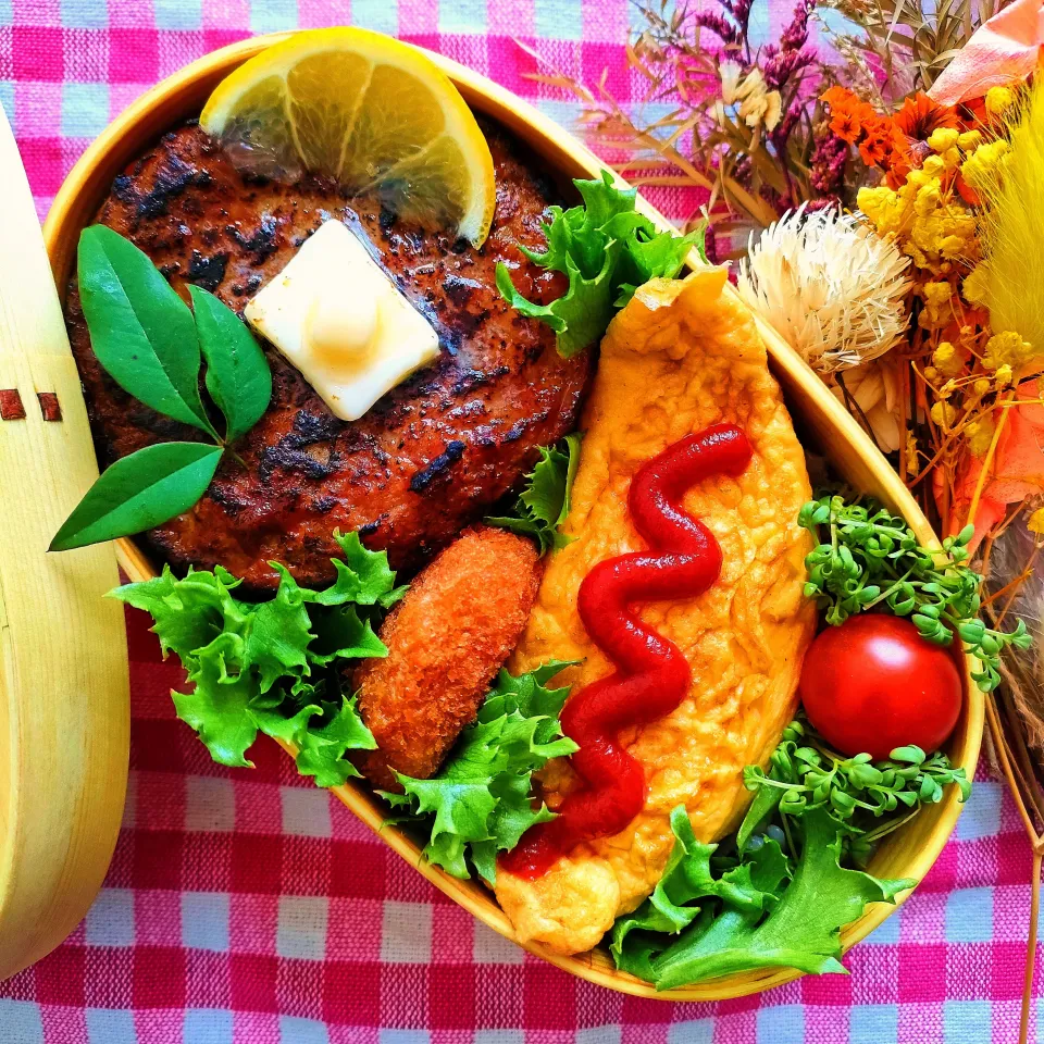 ハンバーグ弁当
　ハンバーグ
　コロッケ
　オムレツ

美味しくできました✨|ふかふかごはんさん