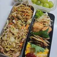 ☆高校生弁当☆焼きそば、キャベツ、海老カツ、金平牛蒡、野菜オムレツ、お握り、ぶどう|ｼｮｺﾗさん