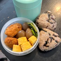 おからナゲット、玉蒟蒻、卵焼き、おにぎりは玄米、中味は梅と沢庵、味噌汁はじゃがいももインゲン。一応、女子の弁当です🍱😅|hanakoさん