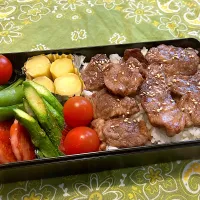 2025.5.9息子弁当　◎焼肉丼　◎スナップエンドウ　◎グリルアスパラ（カレー塩）　◎グリルハム　◎蒸かし芋|goroさん