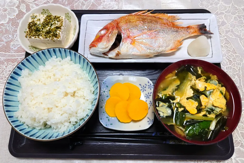 今日の朝ごはん（ごはんにキダイの塩焼（連子鯛の塩焼）、冷奴、小松菜とわかめと玉子のみそ汁、たくあん）|Mars＠釜飯作り研究中さん