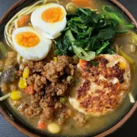 肉味噌鶏ハンバーグカレーラーメン🍜|まちゃさん