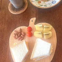 朝ごはん♯オムレツサンド♯キウイ🥝| 小松菜さん