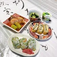 grandmaの晩ごはん☆ 今夜はぶりの照り焼き、海苔入り玉子焼き、きゅうりの酢の物…木の芽､天かす、ゴマ入りのおにぎりで頂きます|kaoriさん