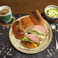 ロールパントーストサンドイッチ、トースターで軽く焼いたパン(苺ジャム＆マーガリンコッペパン、白あんぱん、オギノパンのコッペパン)、ホットアボカドサラダ、ホットコーヒー(朝ご飯)|enarinさん