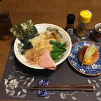 豚骨ラーメン、ロールパントーストサンドイッチ、六条麦茶、カシスジャムのせ手作りフルーツミックスジュースゼリー(昼飯)|enarinさん
