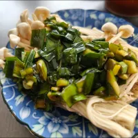 蒸しえのき茸にゴマ油ニラダレ