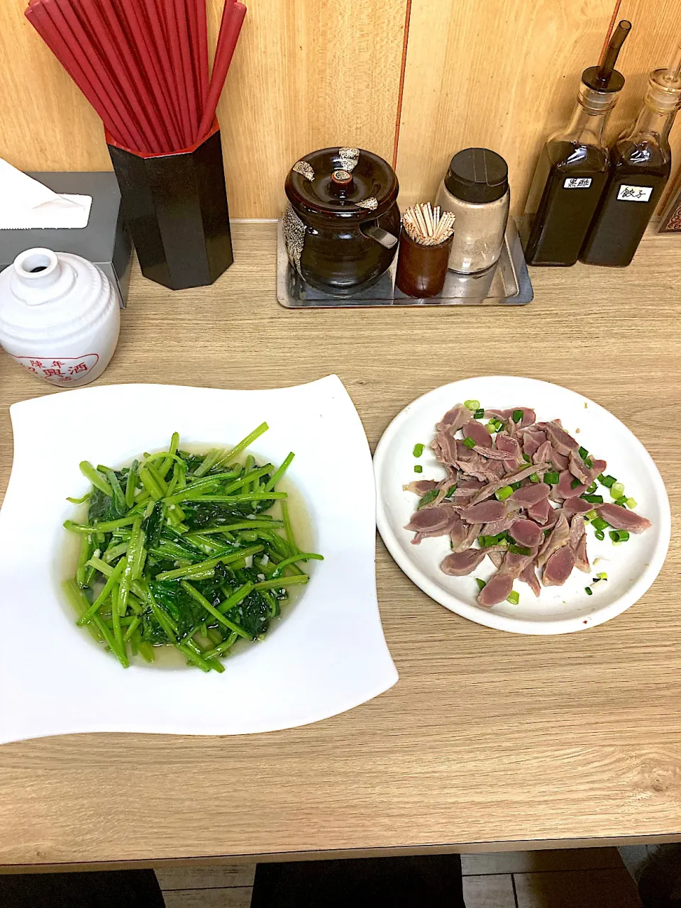 メインの蘭州牛肉麺は〆にいただくとして、まずは青菜炒めと砂肝の柚和えをいただきまーす🙏（実況中継中）|なびさん