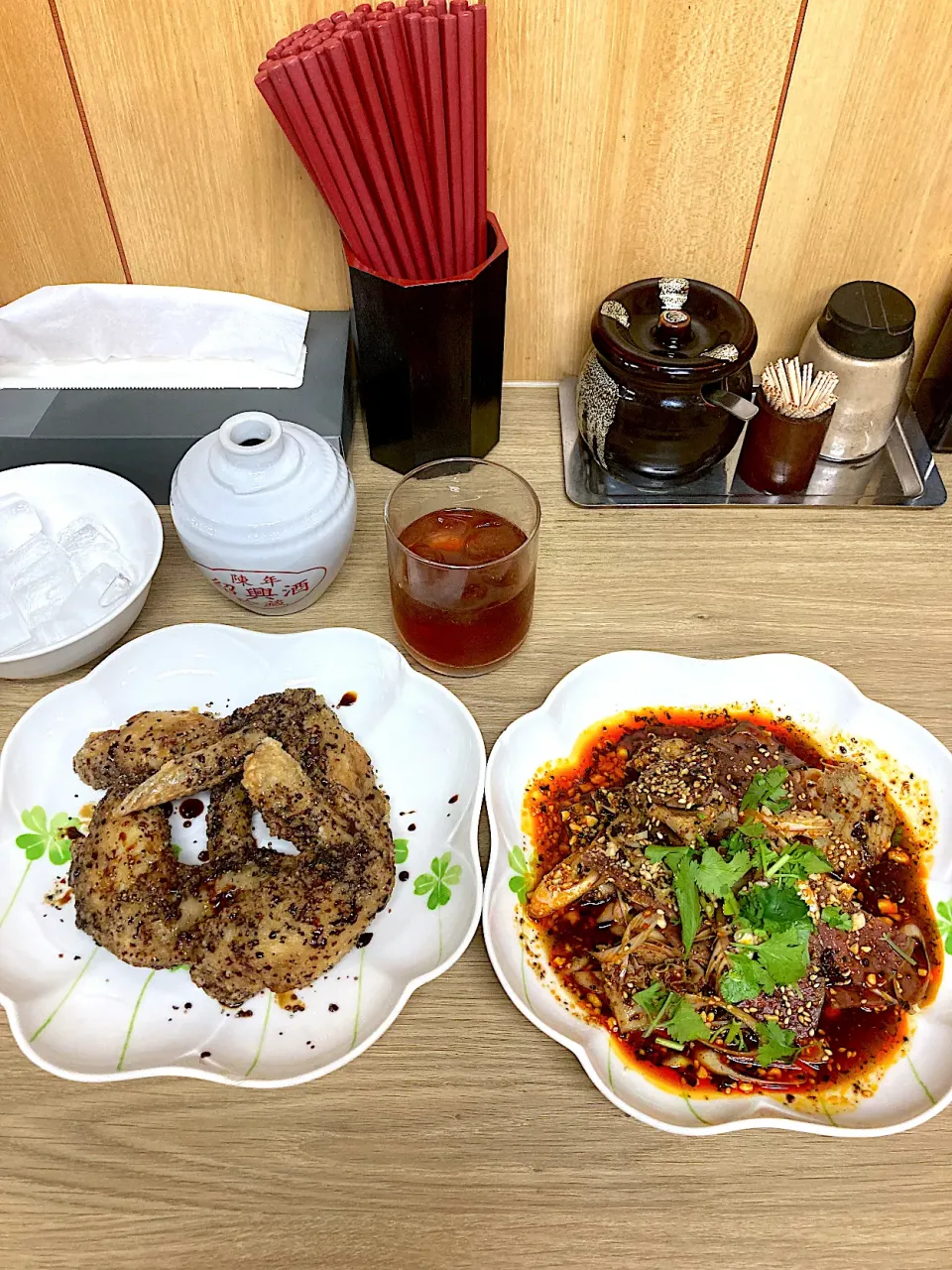 続いて特製手羽先と牛すね肉ともつの辛味ソースをいただきまーす🙏だんだんディープになってきたなあ（実況中継中）|なびさん