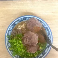 ついに〆の蘭州牛肉麺に辿り着きました。もうしっかり飲み食いしてお腹パンパンなんですが、これを食べずしてこのお店に来た意味ないんでいただきまーす😋なお、牛肉追加（＋200💴）しました。（実況中継終了）|なびさん