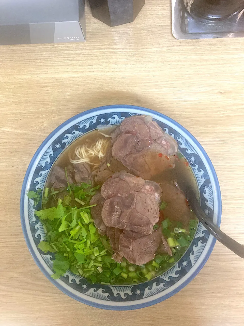 ついに〆の蘭州牛肉麺に辿り着きました。もうしっかり飲み食いしてお腹パンパンなんですが、これを食べずしてこのお店に来た意味ないんでいただきまーす😋なお、牛肉追加（＋200💴）しました。（実況中継終了）|なびさん