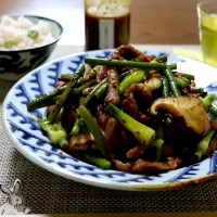 豚肉とにんにくの花芽と椎茸の発酵焼肉のタレ炒め