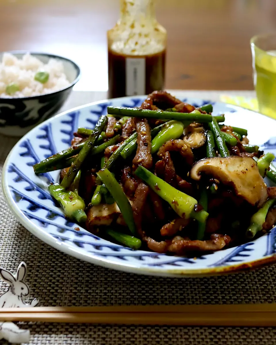 豚肉とにんにくの花芽と椎茸の発酵焼肉のタレ炒め|かおるさん