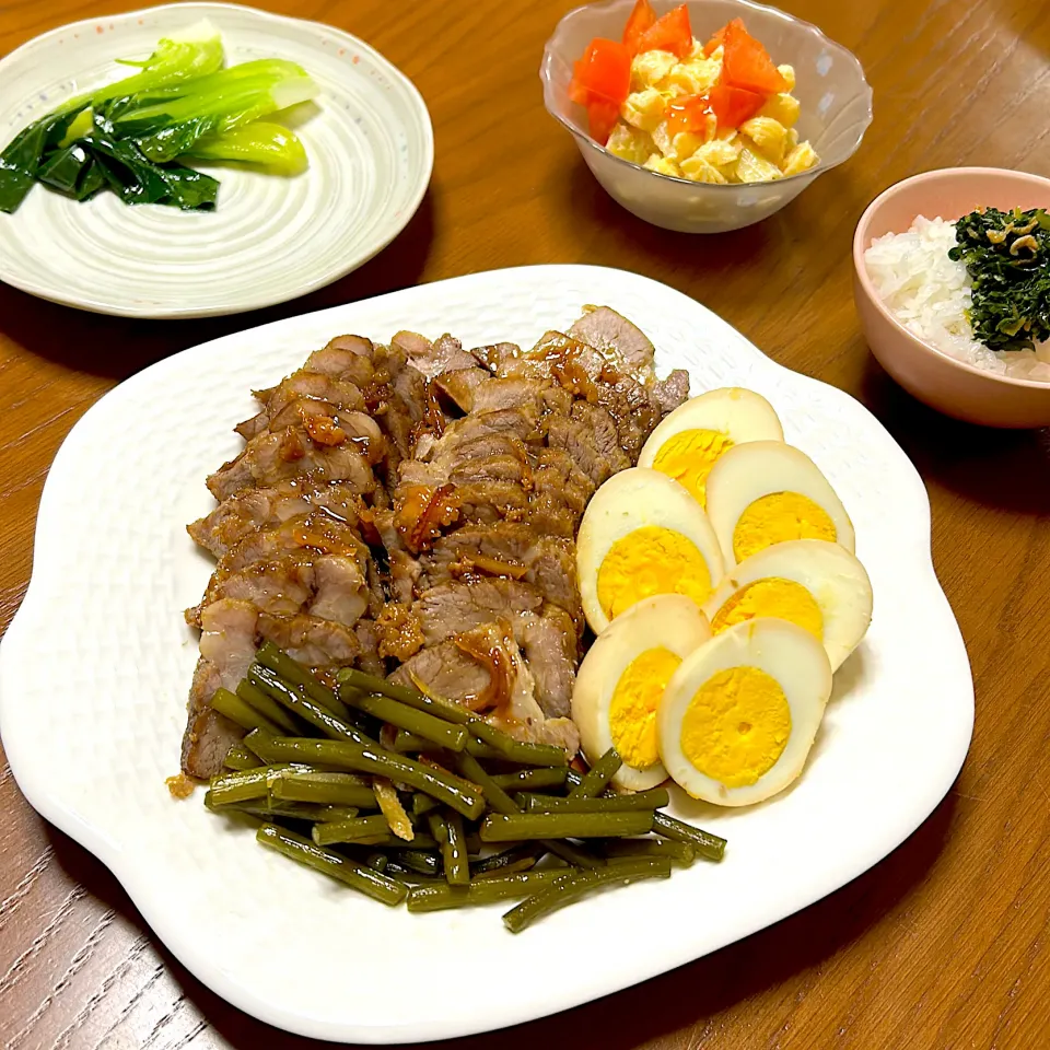 豚肩ロースの煮豚(煮卵、ニンニクの芽)、青梗菜のスープ煮、マカロニとキャベツの明太子クリームチーズ和え|柚子きりかさん