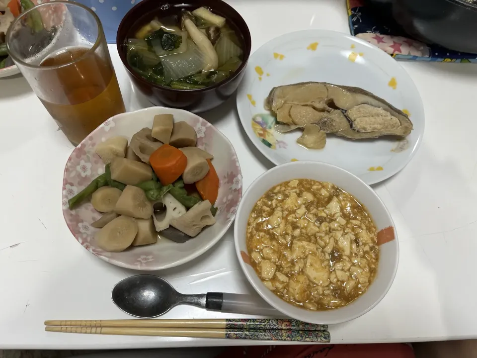 作り置きとアルモンデ晩御飯☆筑前煮☆アブラカレイの煮付け☆麻婆豆腐☆野菜スープ（白菜・しめじ・揚げ・ほうれん草）|Saharaさん