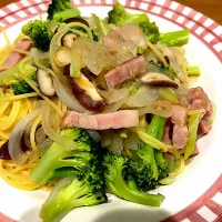 #夕飯　新玉ねぎベーコンきのこブロッコリーねこぶ出汁スパゲッティ|ms903さん