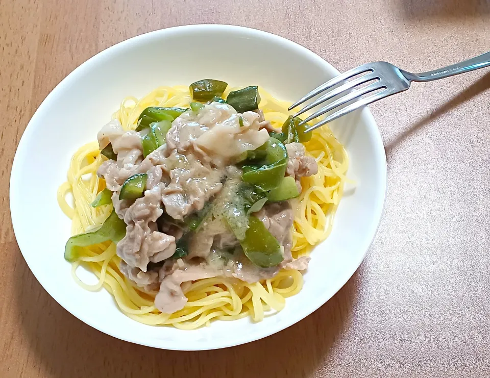 豚とピーマンときゅうりとしいたけのクリームパスタ|ナナさん