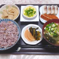 今日の朝ごはん（雑穀ごはんに〆鯖かまぼこ・にんにく天、納豆、たけのこの煮物、ぶなしめじと豆腐とわかめのみそ汁、すぐき漬）|Mars＠釜飯作り研究中さん
