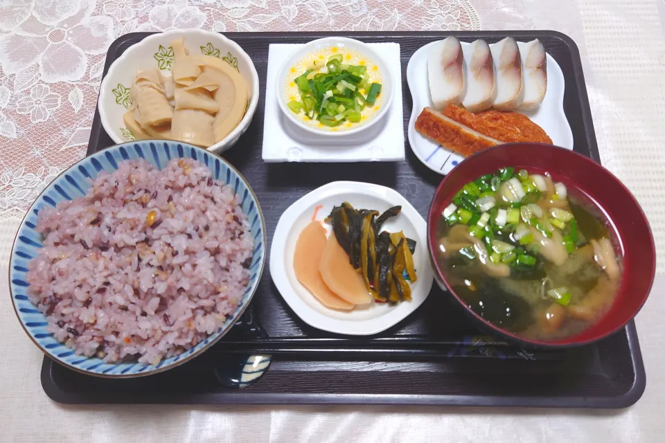 今日の朝ごはん（雑穀ごはんに〆鯖かまぼこ・にんにく天、納豆、たけのこの煮物、ぶなしめじと豆腐とわかめのみそ汁、すぐき漬）|Mars＠釜飯作り研究中さん