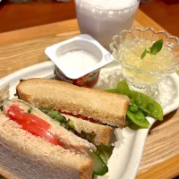 低糖質パンでツナサンド🥪　　　　　　　　　　　いちごとバナナのミックスジュースと　　　　　　　グレープフルーツの缶汁で作った　　　　　　グレフルゼリーやヨーグルトと一緒に|mokoさん