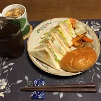 トーストサンドイッチ、白あんぱん、ヤンニョムシュリンプ、焼き鮭、煮物、白菜の浅漬け、具材入りタマネギスープ(昼飯)|enarinさん