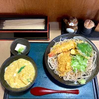 今日は霧雨の中、岐阜県各務原アルプスの権現山に登りました。おなかぺこぺこで下山後、名鉄六軒駅近くのそば処「更科」さんで冷やし天ぷらたぬき＋ミニ丼（ハイカラ丼）セットをいただきまーす🙏| なびさん
