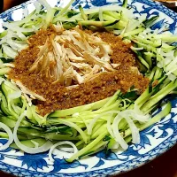 🥒が1本 何作ろう？ ぼうぼう鶏にしよう❣️ってぼうぼう鶏用ゴマダレをチャチャっと作って、むね肉チョイと酒と塩コショウしてチンしてほぐして 余った新玉ねぎもついでに🥒に混ぜて出来上がり 超手抜きなのに異常に美味い美味いを連呼してた主人🤣
