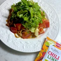 シーフードとトマトのチリライムパスタ山盛りパクチー乗せ|こっぷさん