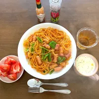 ありきたりのナポリタン　snapdishを始めてからついついカッコつけて工夫やひねりを加えた料理を作ってしまいがちです。でも、そんな料理ばかり毎日食べていると、以前食べていたありきたりの料理が無性に食べたくなります。そんなわけで今日は工夫やひねりを一切排し、ひたすらありきたりさを追求してナポリタンを作りました。