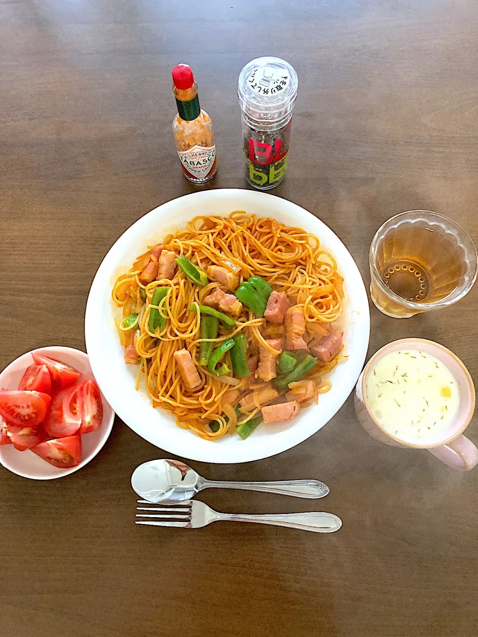 ありきたりのナポリタン　snapdishを始めてからついついカッコつけて工夫やひねりを加えた料理を作ってしまいがちです。でも、そんな料理ばかり毎日食べていると、以前食べていたありきたりの料理が無性に食べたくなります。そんなわけで今日は工夫やひねりを一切排し、ひたすらありきたりさを追求してナポリタンを作りました。|なびさん