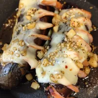 みったんさんの料理 Yummyでハッセルバック茄子🍆を参考に!!ウインナとyummy!コリアンホット、にんにく醤油粗挽き黒胡椒で!!