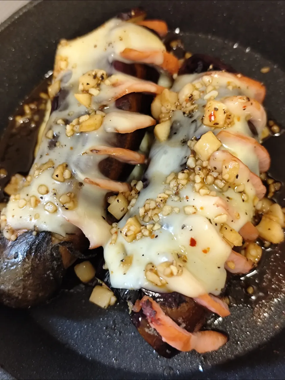 みったんさんの料理 Yummyでハッセルバック茄子🍆を参考に!!ウインナとyummy!コリアンホット、にんにく醤油粗挽き黒胡椒で!!|m.rafuさん
