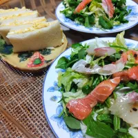 今日の夜ご飯は、パパ作卵サンドとママ作ルッコラ増々海鮮サラダです😂コレ夜ご飯?| rikako♪。.:＊さん