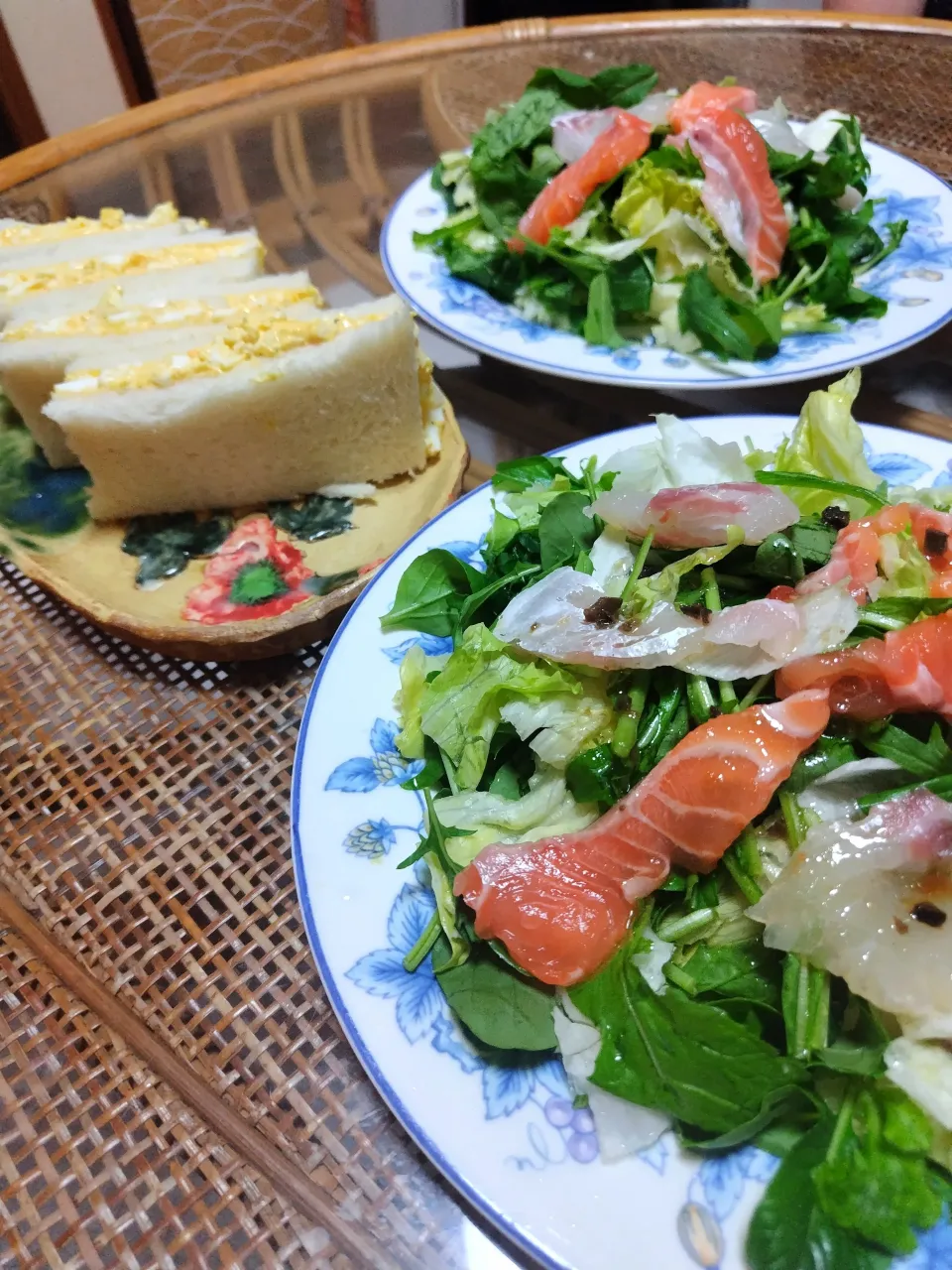 今日の夜ご飯は、パパ作卵サンドとママ作ルッコラ増々海鮮サラダです😂コレ夜ご飯?|rikako♪。.:＊さん