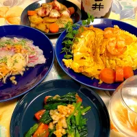 パエリアと日本酒　ほうれん草とトマトのミニサラダ、タイのカルパッチョ、タコとポテト炒め|カウボーイさん