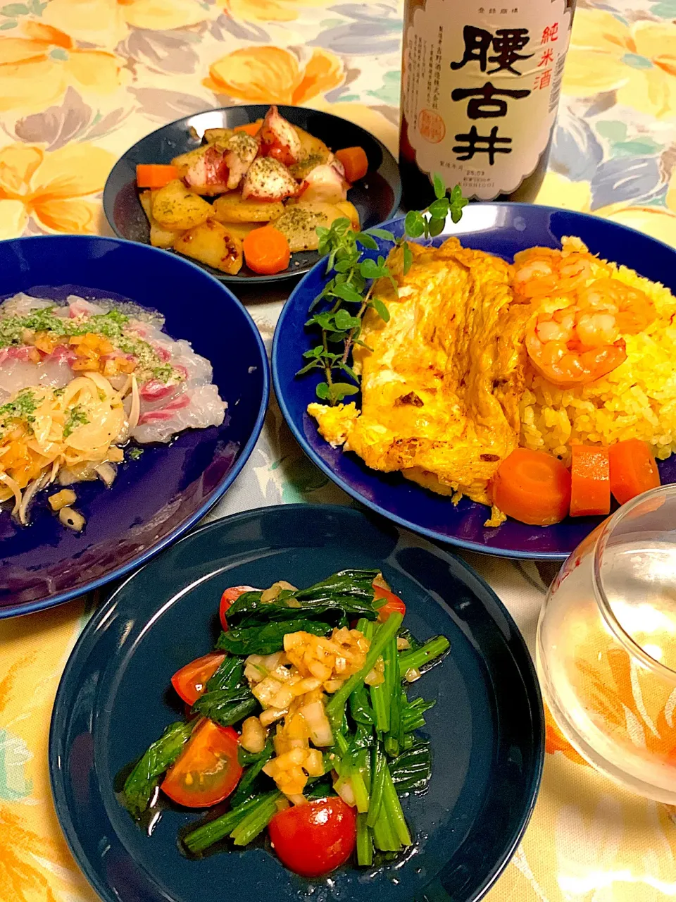 パエリアと日本酒　ほうれん草とトマトのミニサラダ、タイのカルパッチョ、タコとポテト炒め|カウボーイさん