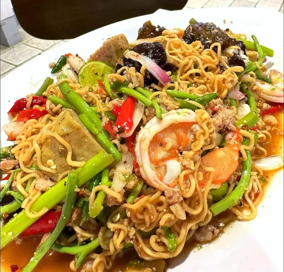 Spicy Instant Noodles Seafood Salad 🌶️🌶️🌶️🥗 🦐🥓🦑🤤
(ยำมาม่ารวมมิตร)|An'leeさん