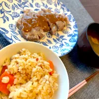 味噌だれ蒸し豚肉とにんじんご飯|きなこさん