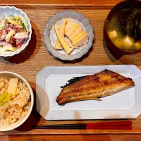 夜ご飯(筍ごはん、ほっけ、マカロニ入りサラダ、筍のお刺身、豆腐とわかめの味噌汁)|cocomikaさん