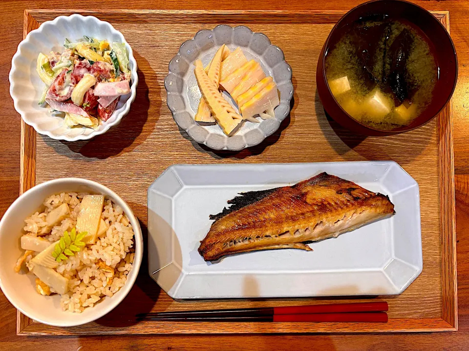 夜ご飯(筍ごはん、ほっけ、マカロニ入りサラダ、筍のお刺身、豆腐とわかめの味噌汁)|cocomikaさん