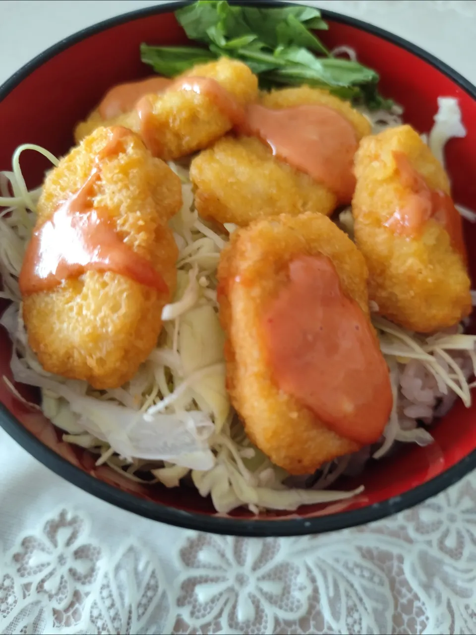 生協チキンナゲットとカットキャベツ、水菜のコリアンホットケチャップマヨソース丼|m.rafuさん