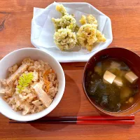 朝ごはん(筍ごはん、ふきのとう天ぷら、豆腐とわかめの味噌汁)|cocomikaさん