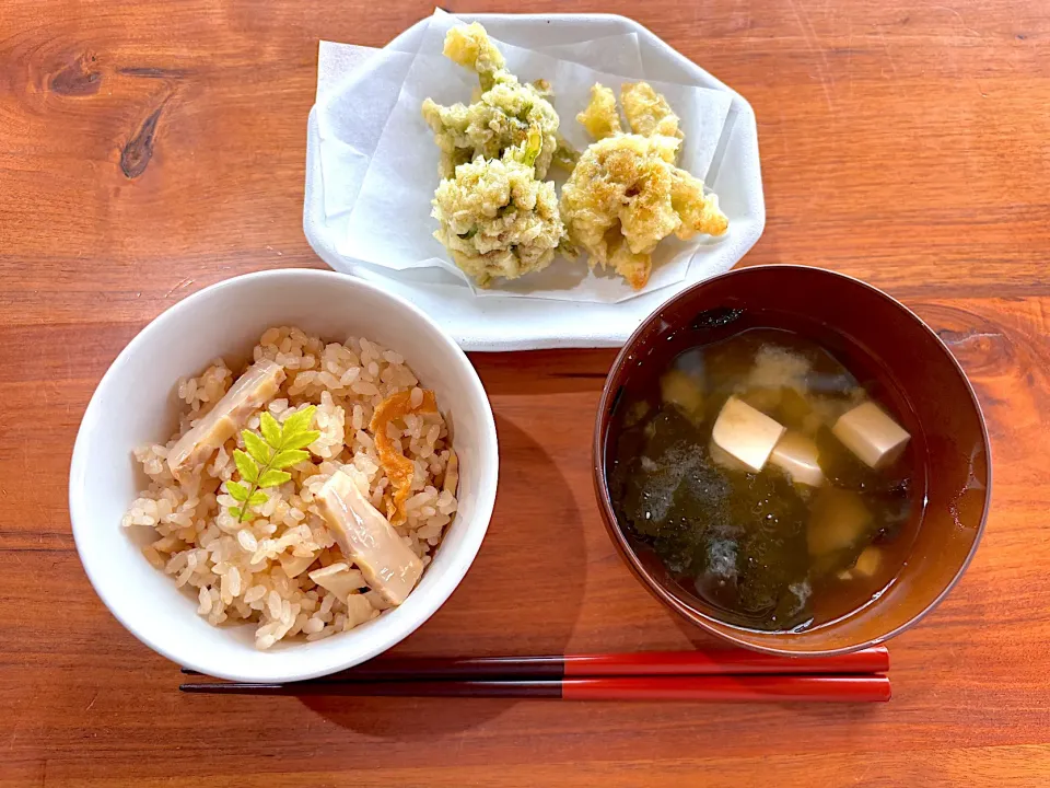 朝ごはん(筍ごはん、ふきのとう天ぷら、豆腐とわかめの味噌汁)|cocomikaさん