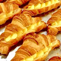 「カスタード クリーム」🥐
20%のクリームチーズを加えて クロワッサンに詰めました(^^) 冷たいコーヒーを添えて  遅くなった朝ごはん💦|ばくあんしゃさん