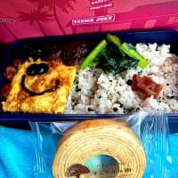 #昼飯　豆としそ昆布の天パー顔チーズオムレツと梅と焼き椎茸と小松菜炒めと茶豆4個黒豆1個乗せワカメたらこ混ぜご飯バームクーヘン添え弁当|ms903さん